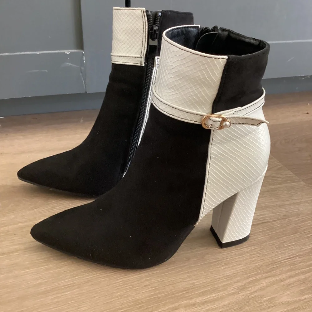 Women's Black and White Ankle Boots Pearl Embellishments Sz 6 Worn 1x